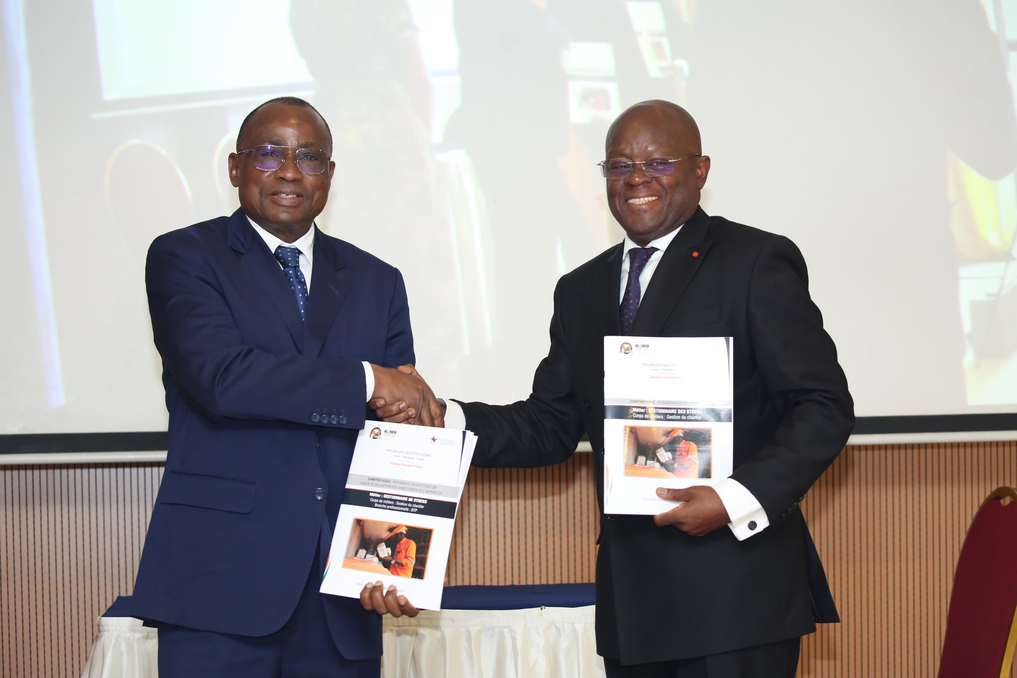 Signature des documents référentiels chantiers ecole